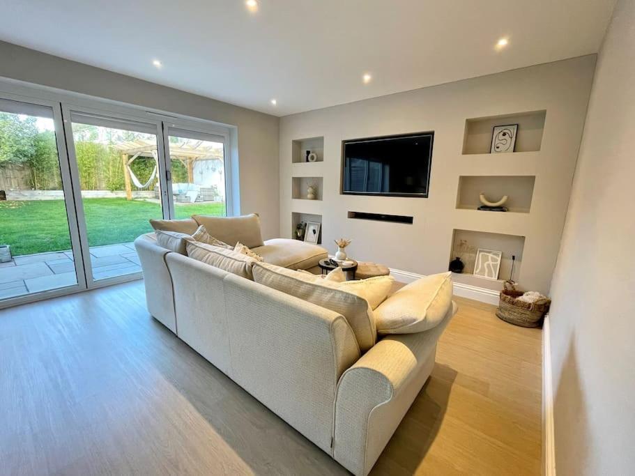 Modern, With Large Garden Holiday home