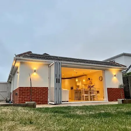 Modern, Central Bungalow With Large Garden Bournemouth Exterior photo