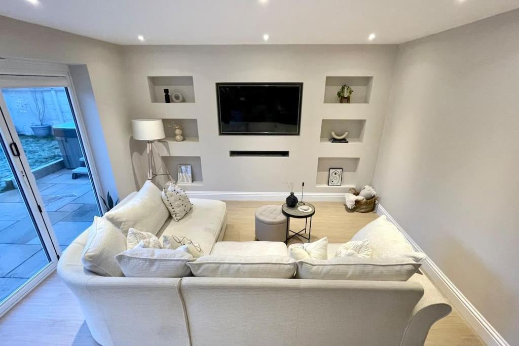 Modern, With Large Garden Holiday home *
